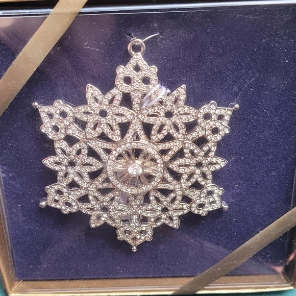 NEW NIB RHINESTONE SNOWFLAKE MUSEUM OF MODERN ART - Picture 3 of 3